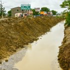 En Colonche. Fue necesario abrir canales para que el agua corra.