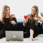 Las dos son guayaquileñas y tienen 42 años. Adriana es abogada y Kathrina es ingeniera en Mercadeo.