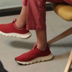 Calzado. Informal y travieso, el candidato de CREO se olvidó de que alguna vez vistió pantalones vaqueros planchados con raya al medio. Todo un salto.