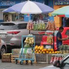 Los parqueaderos están ocupados por vendedores de frutas y legumbres. A las personas con dificultades para caminar, les resulta imposible transitar.