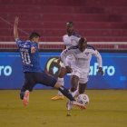 Jhojan Julio (d) fue una de las figuras en Liga de Quito en la victoria en Casa Blanca.