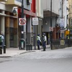 Dos agentes de tránsito custodiaban la calle Víctor Manuel Rendón la mañana de ayer.