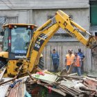 Una casa abandonada es demolida por pedido de los moradores, porque era usada por los delincuentes.