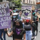Imagen de archivo de mujeres protestan con carteles y una gran marcha en el Día Internacional de la Mujer, hoy, por las calles de Quito