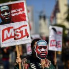 Members of leftist organizations protest in Buenos Aires, on June 2, 2020 against racism and in memory of late US citizen George Floyd who died a week before after a Minneapolis police officer knelt on his neck. (Photo by RONALDO SCHEMIDT / AFP)