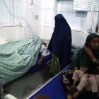 Una mujer recibe atención médica tras resultar herida en uno de los dos asesinatos selectivos perpetrados contra tres presentadoras de televisión afganas que murieron tiroteadas, en Jalalabad.