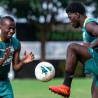 Sergio Quintero (d) sigue trabajando con Barcelona.