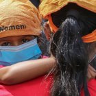 Una mujer y su hija asisten a una manifestación con motivo del 8M, este lunes en Colombo (Sri Lanka).