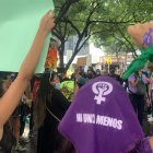 Colectivos feministas protestan por respeto de derechos de la mujer en la plaza San Francisco, en Guayaquil, este 8 de marzo.