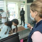 En la Universidad de Guayaquil se entregan credenciales para que estudiantes, profesores y trabajadores puedan ingresar al recinto electoral.