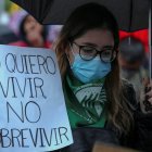 Mujeres sostienen carteles hoy, durante una marcha con motivo del Día de la Mujer en Quito.