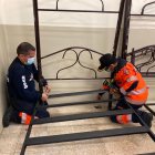 Personal municipal y del Cuerpo de Bomberos mientras ayudaban a equipar el centro.