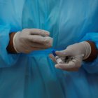 Farmacéuticas advierten de escasez de materias primas para vacunas anticovid.