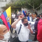 Medida. Militares y policías se autoconvocaron en los exteriores de la Corte Constitucional que hoy analiza las demandas contra la ley del Issfa e Isspol.