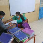 En los planteles educativos se reciben los portafolios y textos escolares.