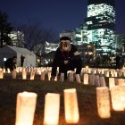 A un día del aniversario número 10 del gran terremoto, Japón prende velas por las víctimas.