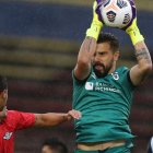 Hernán Galíndez, golero de la Católica, salvó varias ocasiones de gol para los camaratas.
