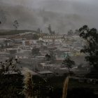 Vista de ceniza volcánica sobre los tejados de la población de Tixán, en la provincia de Chimborazo.