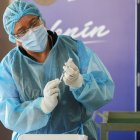 Personal médico del Hospital Centinela Pablo Arturo Suárez prepara una dosis de la vacuna contra la covid-19, el 21 de enero del 2021.