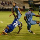 El partido entre Macará y Emelec resultó muy intenso, pero los errores arbitrales dañaron el espectáculo.