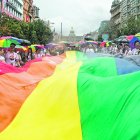 Imagen referencial: Una marcha de la comunidad LGBTI con la bandera de arcoíris.