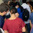 De espalda está la pareja de novios que fueron vacunados sin ser parte del Hospital Teodorp Maldonado.