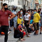 Grupos de personas con tapabocas hacen fila para comprar en un mercado, el 11 de marzo de 2021, en La Habana (Cuba).