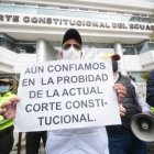 Acción. El martes pensionistas del Issfa e Isspol hicieron un plantón en los exteriores de la Corte Constitucional.