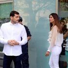 El portero español Iker Casillas acompañado por su mujer Sara Carbonero a su salida del hospital de Oporto, donde estuvo ingresado tras el infarto que sufrió en 2019.