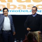 En la imagen, el candidato correísta Andrés Araúz, junto a su compañero de fórmula Carlos Rabascall.