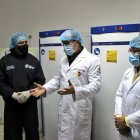 El ministro Farfán supervisó la llegada de un lote de vacunas donadas por Chile.