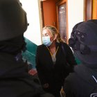 La expresidenta interina de Bolivia, Jeanine Áñez, en las instalaciones de la Fuerza Especial de Lucha Contra el Crimen.