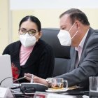 La presidenta del CNE, Diana Atamaint, junto al titular del COE Nacional, Juan Zapata.