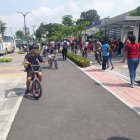 Ciclovía. No faltaron las bicicletas el día de las elecciones, aunque muchos peatones invadieron el carril.