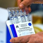 Viales de la vacuna rusa Sputnik V. La Sputnik V se topa con las dudas occidentales y problemas de producción.