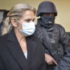 La expresidenta interina de Bolivia Jeanine Áñez mientras es trasladada.