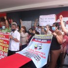 Los maestros mostraron pancartas en las que se leían sus demandas.