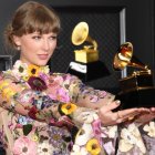 Fotografía facilitada por la Academia de la Grabación en la que se registró a la cantante estadounidense Taylor Swift, ganadora del premio Álbum del año por "Folklore".