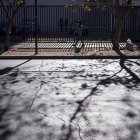 Una mujer con tapabocas es vista mientras camina en Santiago (Chile).