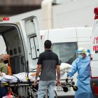 Personal médico de una ambulancia trasladan a un paciente para remitirlo en un hospital hoy, en Brasilia (Brasil).