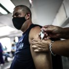 AME3173. BUENOS AIRES (ARGENTINA), 16/03/2021.- Un hombre es vacunado contra la covid-19 en una posta sanitaria hoy, en Buenos Aires (Argentina). La campaña de vacunación argentina avanza a un ritmo menor al pautado inicialmente por el Gobierno, y según los últimos datos de este martes, un total de 2.541.362 personas recibieron al menos una dosis, al tiempo que el Ejecutivo busca "agilizar" la llegada de más vacunas. EFE/ Juan Ignacio Roncoroni