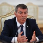 El ministro de Exteriores de Israel, Gabi Ashkenazi, durante la reunión en Moscú con su homólogo ruso, Serguéi Lavrov.