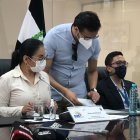 La presidenta del CNE, Diana Atamaint, está en la provincia de Los Ríos, recorriendo los recintos electorales afectados por la temporada invernal.