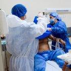 Personal de salud atiende a un paciente contagiado con Covid-19, el 13 de marzo de 2021, en el Hospital del Instituto Ecuatoriano de Seguridad Social (IESS), en Guayaquil (Ecuador).