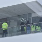 Allanamiento. Agentes de Criminalística y del Grupo de Intervención y Rescate (GIR) de la Policía estuvieron junto a los funcionarios de Fiscalía en la Plataforma Financiera, al sur de Quito.