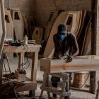 -FOTOGALERIA- / ACOMPAÑA CRÓNICA: BRASIL FUNERARIAS - AME3589. FEIRA DE SANTANA (BRASIL), 18/03/2021.- Un hombre trabaja en la fabricación de ataúdes el 15 de marzo de 2021, en Feira de Santana (Brasil). La fuerte alza del dólar, con picos máximos en los últimos días, ha puesto en jaque a la industria funeraria en Brasil. Su escalada ha impulsado las exportaciones y desviado al exterior la madera para producir ataúdes en momentos en los que el país vive la peor fase de la pandemia. La Asociación de los Fabricantes de Urnas de Brasil (AFUB) en un comunicado enviado al mercado funerario alertó que, "de forma general, habrá nuevamente restricción de modelos de urnas (como los utilizados para personas obesas) y el abastecimiento es incierto". EFE/ Felipe Iruatã