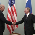 Imagen de archivo del, entonces, vicepresidente estadounidense, Joe Biden (i), y el primer ministro ruso, Vladimir Putin (d), durante un encuentro en Moscú (Rusia), en marzo de 2011.