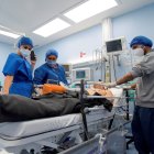 Personal de salud traslada a un paciente fallecido por la Covid-19, el 13 de marzo de 2021, en el Hospital del Instituto Ecuatoriano de Seguridad Social (IESS), en Guayaquil (Ecuador).