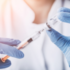 La EMA aseguró que la vacuna de AstraZeneca no tiene relación directa con los casos de tromboembolismo.