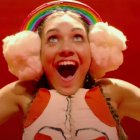 Maddie Ziegler interpeta a Music Gamble, una chiquilla que sufre de autismo en su estado más crítico.